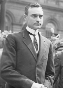 John Purroy Mitchel le 11 mai 1914 au mémorial des morts de Veracruz.png