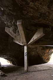 Stützen in der großen Höhle (Sicherungs­maßnahmen von 1977)
