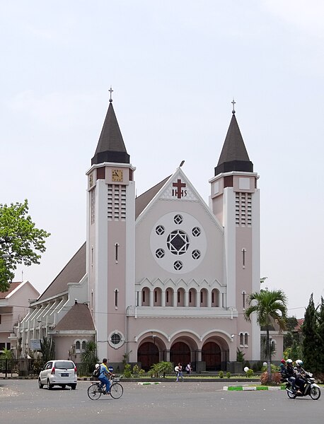 File:Katedral Ijen Malang.JPG