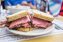 Katz's Pastrami - suvli mukammalgacha tutun va sizning talablaringiz bo'yicha qo'lda o'yilgan (9379691603) .jpg