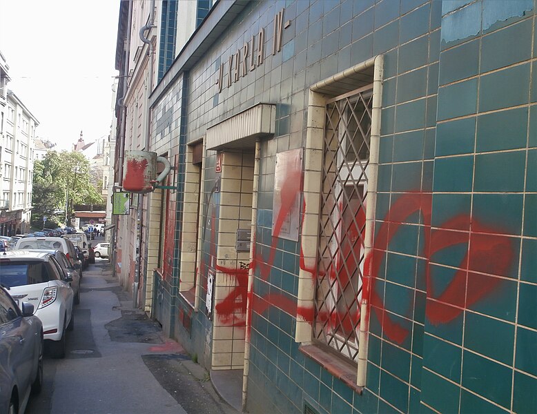 File:Kavárna V lese v Krymské ulici po vandalském útoku neonacistů.JPG