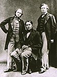 Gustav Kirchoff (a gledh), Robert Bunsen (kres) ha Henry Roscoe (a dheghow). Roscoe a dhiberthas Heidelberg kyns diskudhyans rubidiom