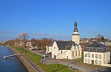 Koeln-Muelheim Rheinpromenade und Clemenskirche.jpg