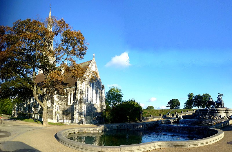 File:Kopenhagen - Gefion-Brunnen und anglikanische Kirche St Alban - Gefionspringvandet og St. Albans Anglican Church - panoramio.jpg