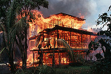 Ein Haus in Kalapana fällt der Lava zum Opfer. 22. April 1990