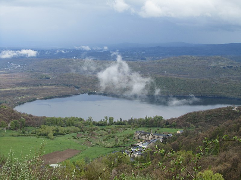 File:Lago de Sanabria y San Martín de Castañeda desde la subida a Laguna de los Peces Abril 2011.jpg