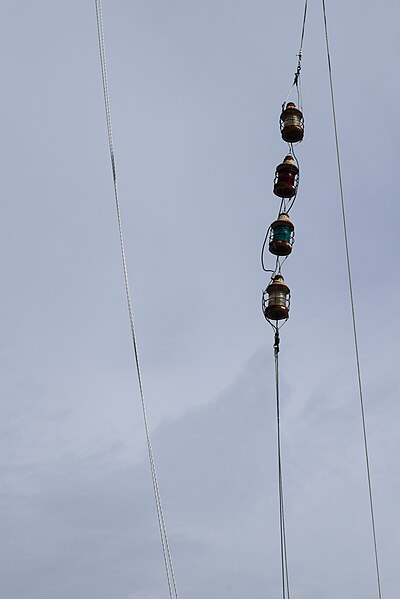 File:Lamps in the rigging, Marblehead Neck (42036964500).jpg