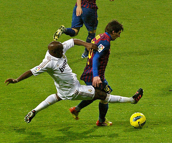 Diarra against Lionel Messi during El Clásico at Santiago Bernabéu Stadium, December 2011