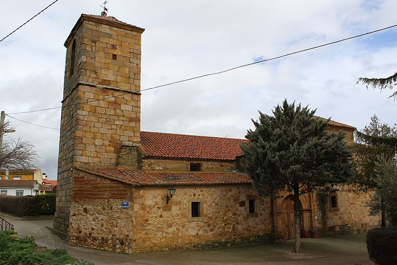 File:Lateral de la Iglesia de Machacón.jpg