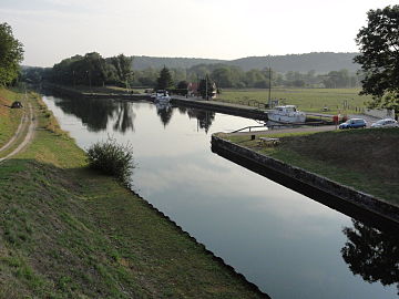 Canal de la Marne au Rhin avec le port de Lay-Saint-Remy.