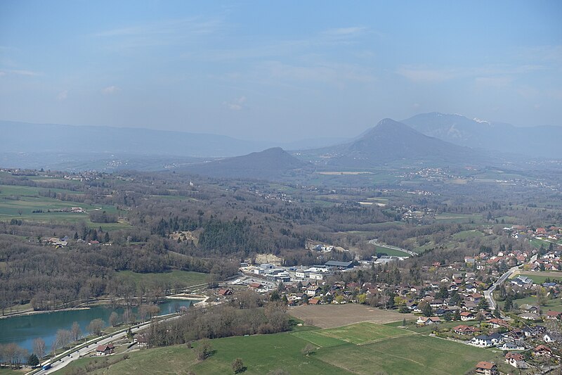 File:Le Vuache @ Jura @ Belvédère @ Hike to Montagne de la Mandallaz & Lac de La Balme de Sillingy (46690349045).jpg