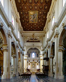 The central nave Lecce duomo nef.jpg