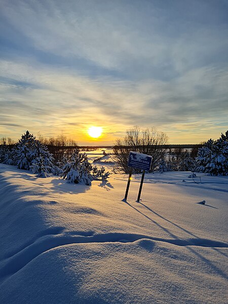 File:Lena village, sun in winter.jpg