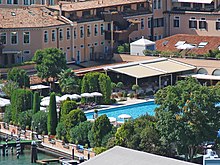 A view of the pool area Lhotel Cipriani sur lile de la Giudecca (Venise) (1734019824).jpg