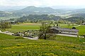 English: Cemetery and elementary school (in the background the castle ruin Liebenfels and the Ulrichsberg) Deutsch: Friedhof und Volksschule (im Hintergrund die Ruine Liebenfels und der Ulrichsberg)