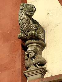 Busta evangelisty Marka s jeho symbolem lva na západní straně kostela
