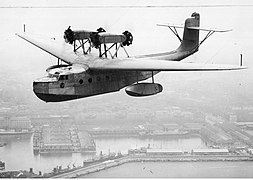 Fotografia in bianco e nero di un aeroplano.