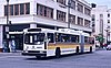 Autobus a doppia modalità Renault in prestito sulla Route 43 nel centro di Seattle, giugno 1983.jpg