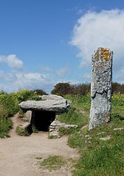 L'entrée des Pierres Plates à Locmariaquer, Parc naturel régional du Golfe du Morbihan.- Golfe du Morbihan.- France