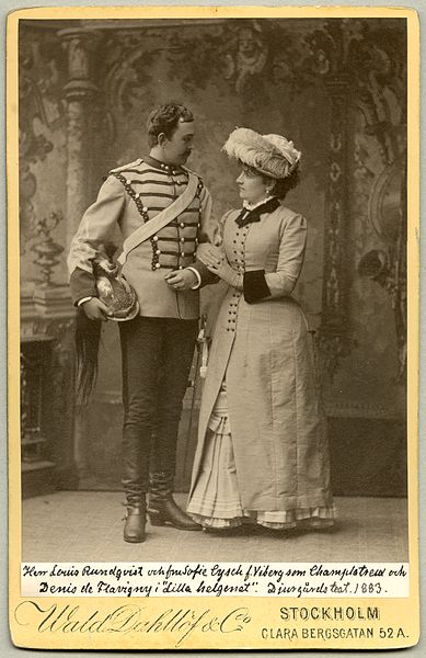 File:Louis Rundqvist som Champlatreux & Sophie Cysch som Denis de Flavigny i Lilla helgonet, Djurgårdsteatern 1883.jpg