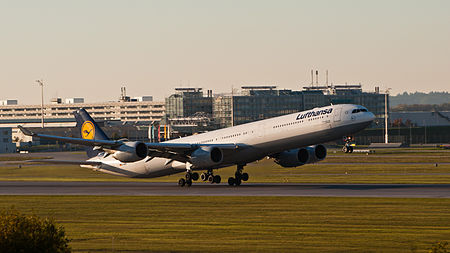 English: Lufthansa Airbus A340-642 (D-AIHE) at Munich Airport (IATA: MUC; ICAO: EDDM). Deutsch: Lufthansa Airbus A340-642 (D-AIHE) auf dem Flughafen München (IATA: MUC; ICAO: EDDM).