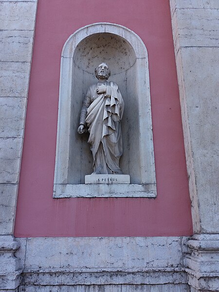 File:Lyon 8e - Chapelle de l'Hôpital Saint-Jean-de-Dieu, statue de Saint Pierre.jpg