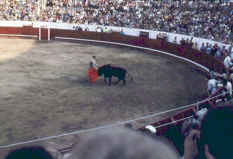 File:Manuel Benitez El Cordobes stabs the bull with his sword (Estocada de Muerte).jpg