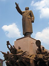 Chairman Mao statue at Zhongshan Square