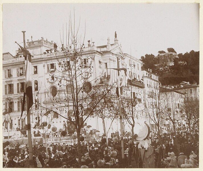 File:Menigte voor een gebouw, vermoedelijk tijdens een feestdag aan de kust van Zuid-Frankrijk, RP-F-F01164-49-5.jpg