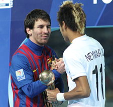 Neymar est élu Ballon de bronze à la Coupe du monde des clubs de la FIFA 2011 (ici face à Lionel Messi, Ballon d'or de cette compétition).