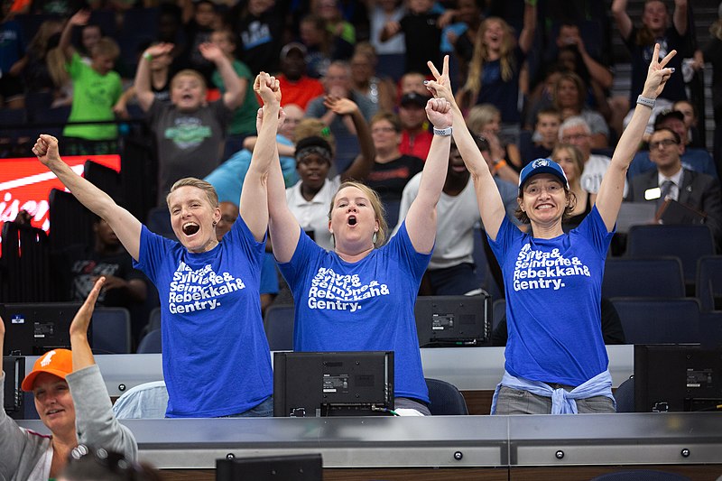 File:Minnesota Lynx fans.jpg