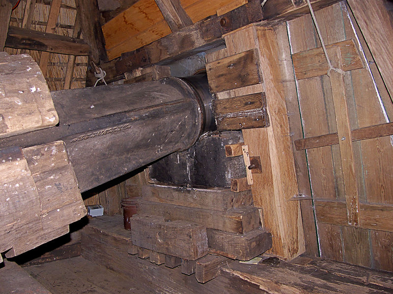 File:Molen Laurentia kap bovenas steenbed.jpg