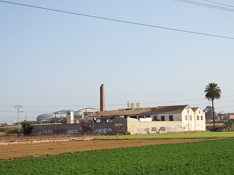 File:Molino viejo de Zaidía y chimenea 01.jpg