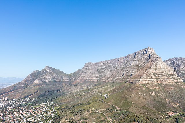 File:Montaña_de_la_Mesa_desde_Cabeza_de_León,_Sudáfrica,_2018-07-22,_DD_33.jpg