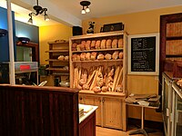 Boulangerie à Montmagny. Les deux rangées du haut présentent différents types de pain de ménage.