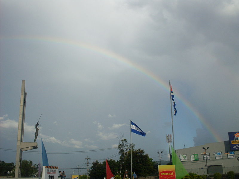 File:Monumento Constitución arco iris al fondo.JPG