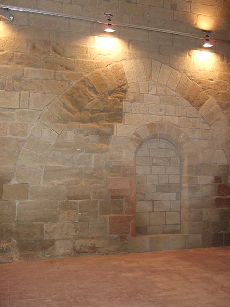 File:Monzon - Castillo - Sala capitular - Interior03.jpg