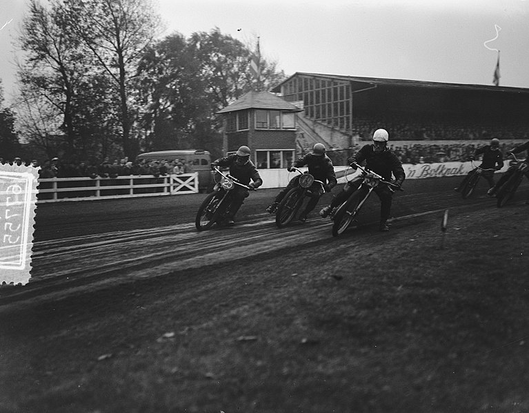 File:Motorrijden langebaankampioenschappen van Nederland, Alkmaar o.a. overzicht race, Bestanddeelnr 906-7755.jpg