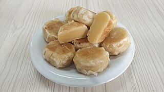 <span class="mw-page-title-main">Bakpia</span> Indonesian bean-filled moon cake-like pastry