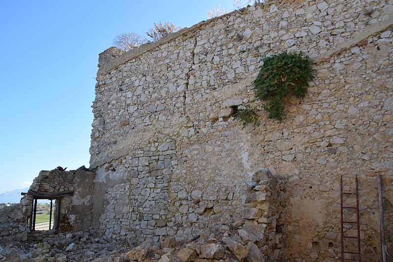 File:Muro del Castello di Calatubo lesionato e apertura.jpg