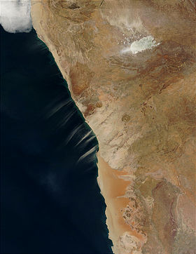Берег Скелетов на спутниковом снимке NASA Видны следы песков, устремляющихся в океан под действием северо-западного ветра