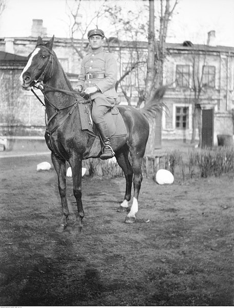 File:Narcyz Witczak-Witaczyński - Grupa żołnierzy Szwadronu Przybocznego Naczelnika Państwa na terenie koszar przy ulicy 29 Listopada (107-1-5).jpg