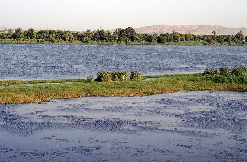 File:Nile Esna Edfu 27.jpg