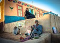 17. Férj és feleség ül a házuk előtt Núbiában. Núbiát az élénk színű kis házak jellemzik (javítás)/(csere)