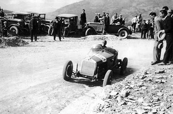 Nuvolari racing an Alfa Romeo 6C 1750GS in the 1930 Coppa della Consuma