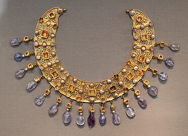Colier bizantin din aur, decorat cu smarald, safir, ametist și perle. (sec. VI-VII d.Hr.)
