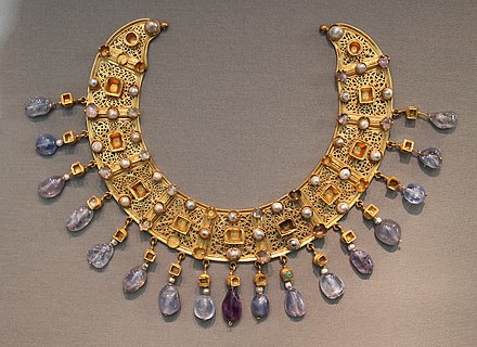 頸部飾品，鑄造於6世紀末至7世紀的君士坦丁堡，由金、祖母綠、藍寶石、紫水晶和珍珠製造而成，現藏於德國柏林