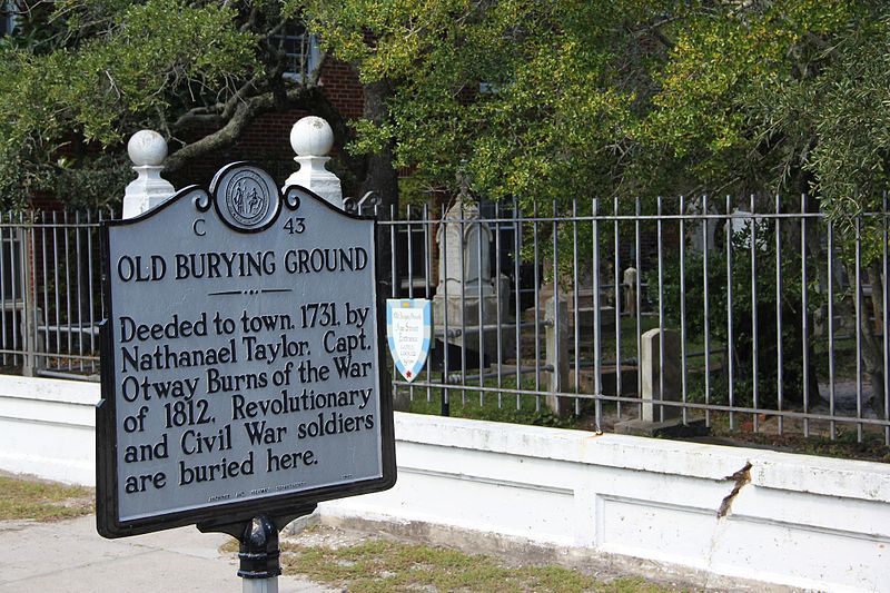 File:Old Burying Ground Gate Beaufort, North Carolina.JPG