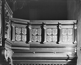 De noordzijde van het orgelbalkon van de Grote Kerk van Ternaard in Friesland met op de onderste rij (vierde van links) het wapenschild van de familie Sickinga