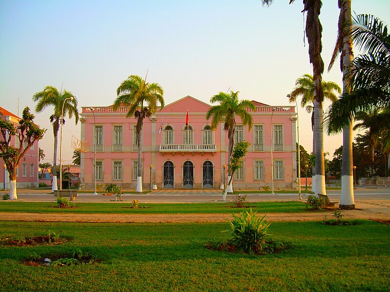 File:Paços do Concelho, Benguela.jpg